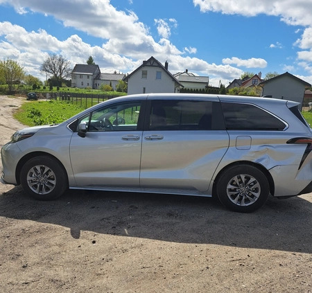 Toyota Sienna cena 229000 przebieg: 10000, rok produkcji 2023 z Trzebiatów małe 121